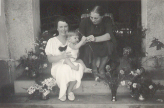 14 juni 36 tante Jean, tante Ans en Bubi zelf